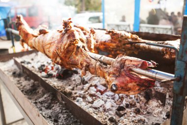 Kızarmış kuzu şiş döner