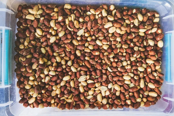 Geschälte Erdnüsse auf Bauernmarkt — Stockfoto