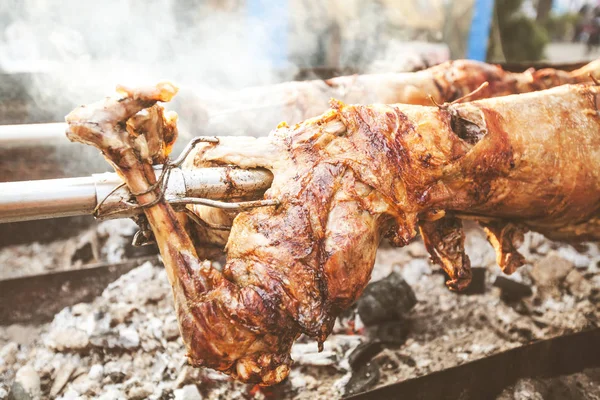 Knuspriges Lamm am Spieß — Stockfoto