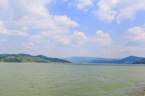 Widok na Dunaj rzeka krajobraz — Zdjęcie stockowe