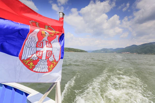Serbia national flag on tourist boat — Stock Photo, Image