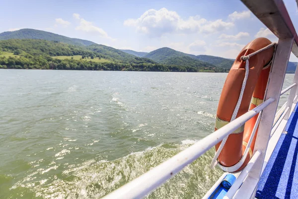 Rio Danúbio e paisagem natural do cruzeiro fluvial — Fotografia de Stock