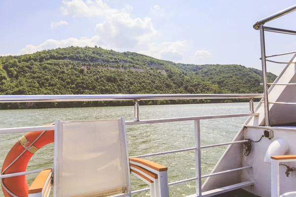 Río Danubio y paisaje natural de crucero fluvial — Foto de Stock