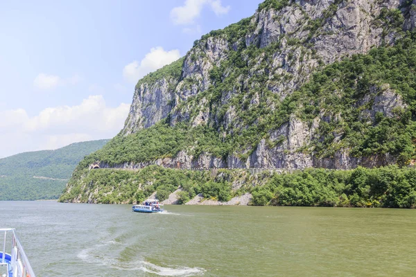 Tuna Nehri doğa manzara boğazlar — Stok fotoğraf