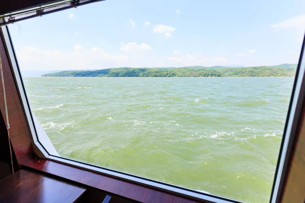 Krajobraz rzeki Dunaj przez okno statku wycieczkowego — Zdjęcie stockowe