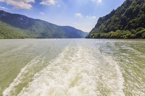 Tuna Nehri Doğa Manzara Üzerinde Demir Kapılar Gorge — Stok fotoğraf