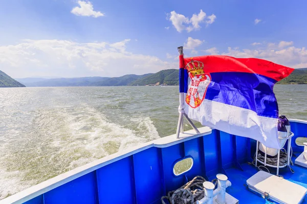 Bandera nacional de Serbia en barco turístico — Foto de Stock
