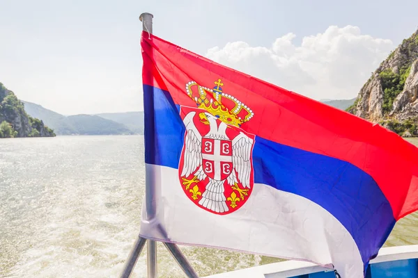 Serbia national flag on tourist boat — Stock Photo, Image