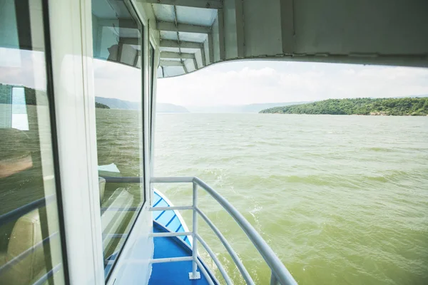 Río Danubio y paisaje natural de crucero fluvial — Foto de Stock