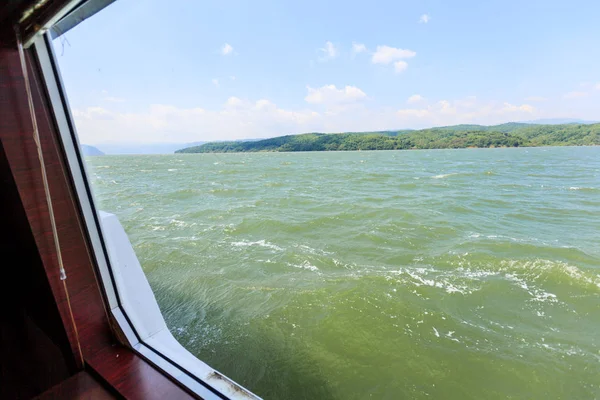 Paisaje del río Danubio a través de ventana de crucero — Foto de Stock