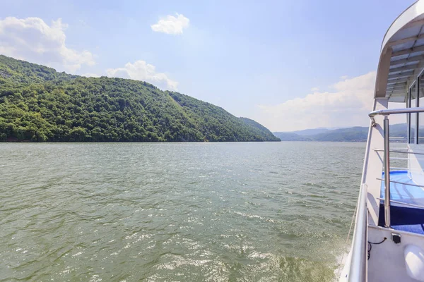 Río Danubio y paisaje natural de crucero fluvial — Foto de Stock