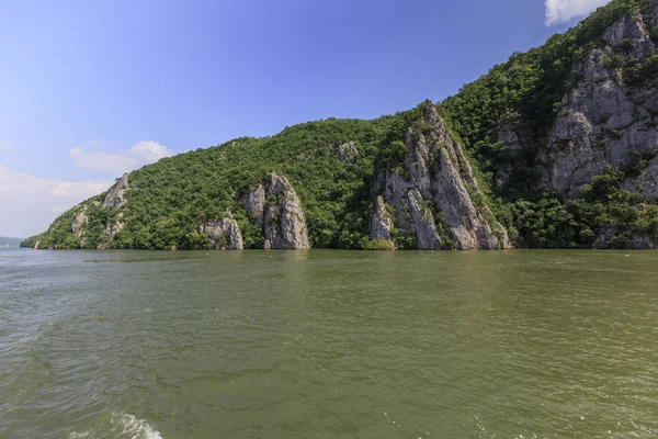 ドナウ川の渓谷、鉄門、春の自然景観、セルビア東部に位置 — ストック写真