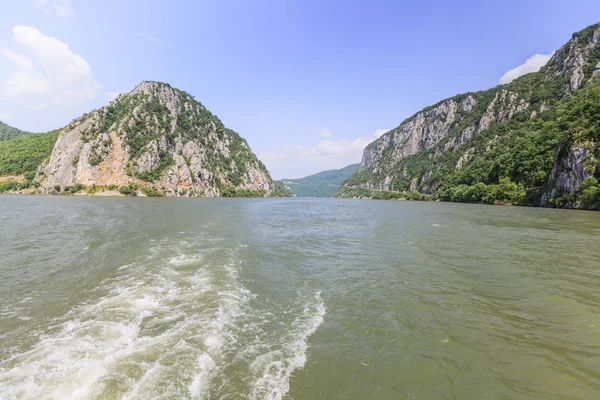 Tuna nehri üzerinde Gorge , Demir Kapılar , bahar doğa manzara , Doğu Sırbistan'da bulunan — Stok fotoğraf