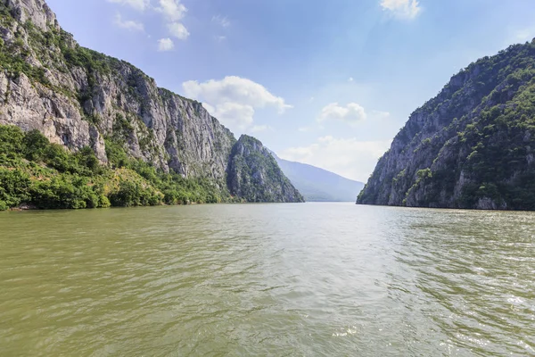 Tuna nehri üzerinde Gorge , Demir Kapılar , bahar doğa manzara , Doğu Sırbistan'da bulunan — Stok fotoğraf