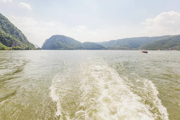 Wąwóz na Dunaju, Żelazne Wrota, wiosenny krajobraz przyrody, położony we wschodniej Serbii — Zdjęcie stockowe