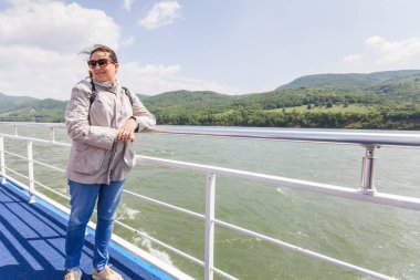 Mutlu turist kadın yolcu gemisinde Tuna nehri manzarasının keyfini çıkarın 