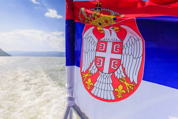 Serbia national flag on tourist boat — Stock Photo, Image