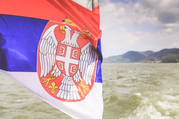 Serbia national flag on tourist boat — Stock Photo, Image
