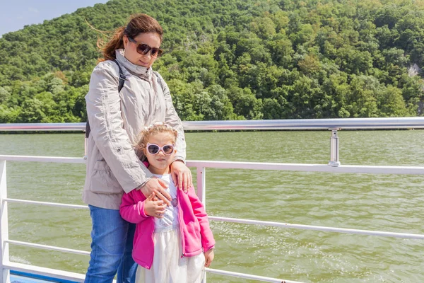 母亲和女儿在河上巡游的肖像享受多瑙河景观和自然景观 — 图库照片