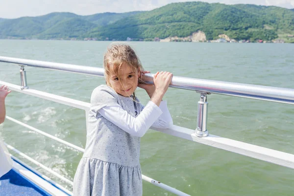 Portret van klein meisje geniet van reizen op cruiseschip op de Donau — Stockfoto