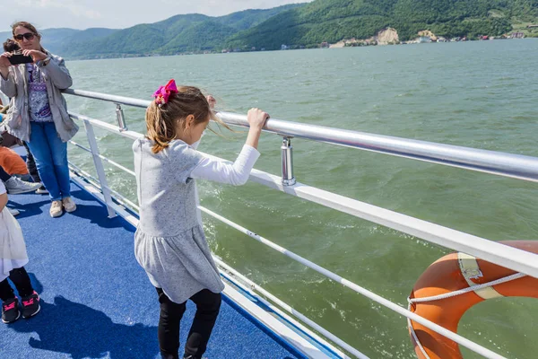 Niña disfrutar de la vista del río Danubio en crucero — Foto de Stock