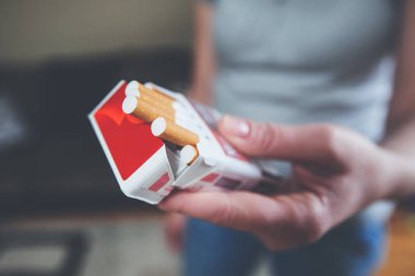 Kadın eller sigara paketi tutun, Sigara Sigara için hazırlanmak