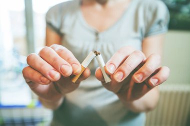 Sigarayı. Kadın eller kırık sigara tutun. Tanınmayan kişi. Kötü alışkanlığı durdur. Sağlıklı bakım konsepti 