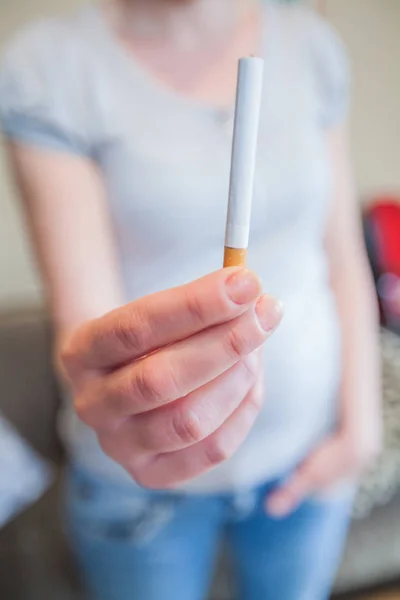Deja de fumar. Las manos femeninas sostienen el cigarrillo roto. Persona irreconocible. Detener el mal hábito. Concepto de cuidado saludable — Foto de Stock