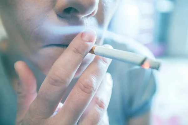 Primo piano della donna depressa che fuma sigaretta — Foto Stock