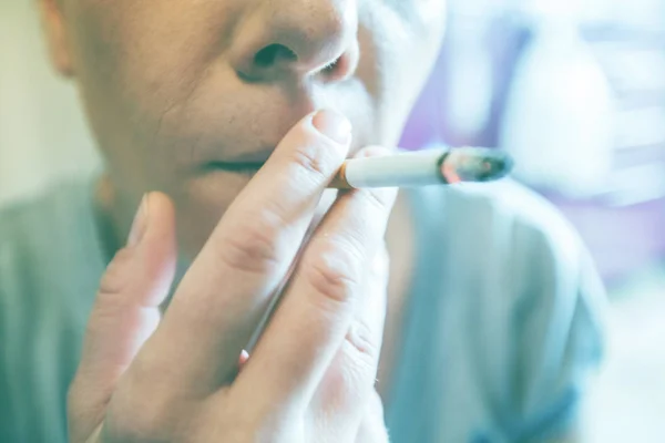 Primer plano de la mujer deprimida fumando cigarrillo —  Fotos de Stock