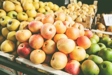 organik elma yerel çiftçi pazarında satışa hazır