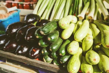 Çiftçi pazarında sağlıklı gıda kabak veya kabak ve patlıcan