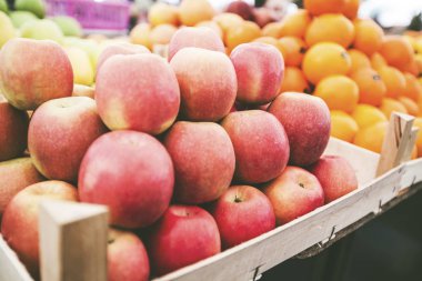  elma yerel çiftçi pazarında satışa hazır