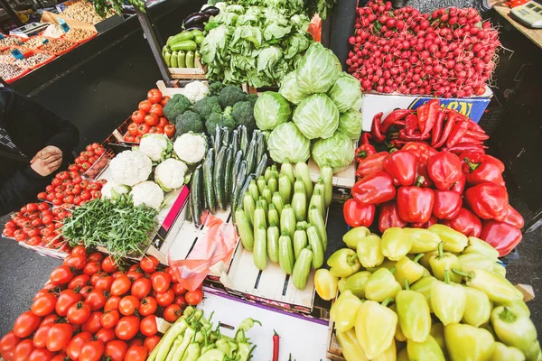 Frisches gesundes Gemüse auf Bauernmarkt — Stockfoto