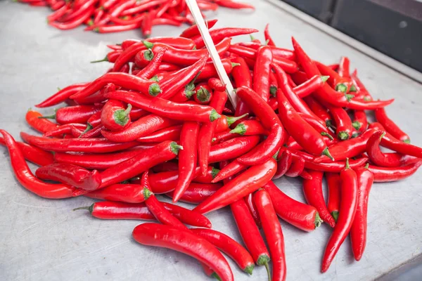 Здоровый красный перец чили на рынке — стоковое фото