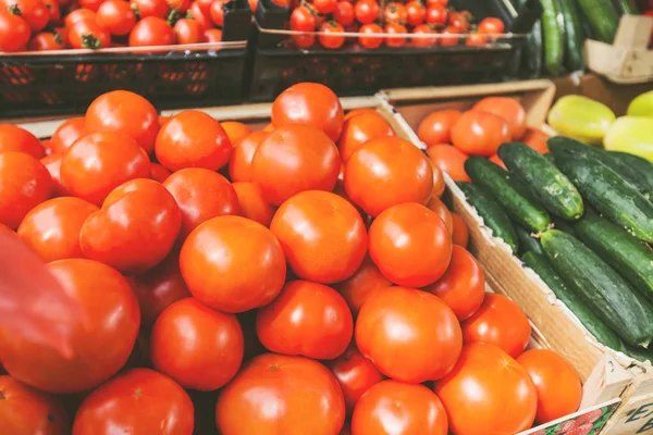 Fresh red ripe tomatoes at farmers market — Stock Photo, Image