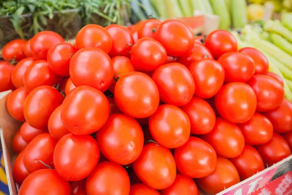 Pomodori freschi maturi rossi al mercato agricolo — Foto Stock