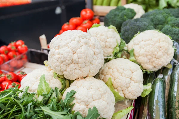 Healthy vegetables Cauliflower  at farmers market — Stock Photo, Image