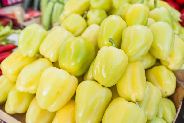 Frischer Paprika auf dem Bauernmarkt — Stockfoto