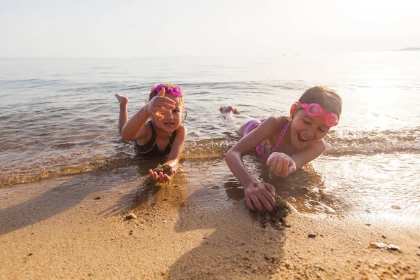 Happy Little Girls spelen op zandstrand op zomer vakantie — Stockfoto