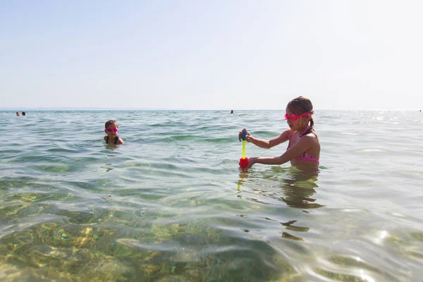 Mutlu çocuklar yaz tatilinde deniz suyunda eğleniyor