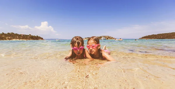 Happy Little Girls spelen op zandstrand op zomer vakantie — Stockfoto