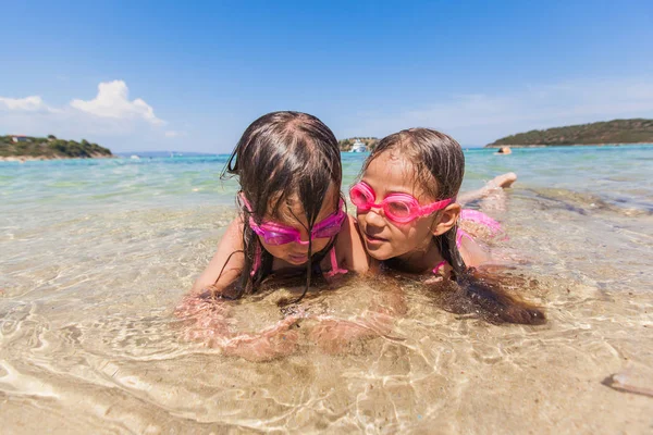 Ragazze felici che giocano sulla spiaggia di sabbia in vacanza estiva — Foto Stock