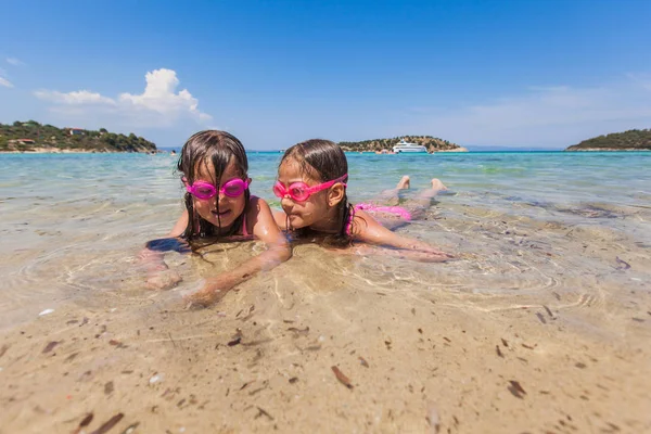 Happy Little Girls spelen op zandstrand op zomer vakantie — Stockfoto