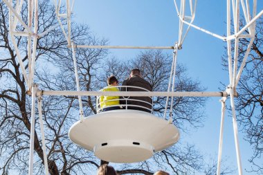 Mavi gökyüzü üzerinde eğlence parkında Retro dönme dolap