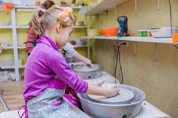 Kind lernt bei Töpferwerkstatt neue Fertigkeiten — Stockfoto