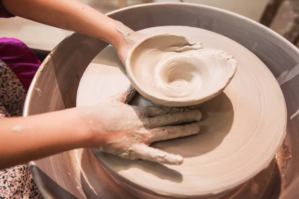Fiatal Fazekas kezében dolgozik a clay fazekasság a kerék — Stock Fotó