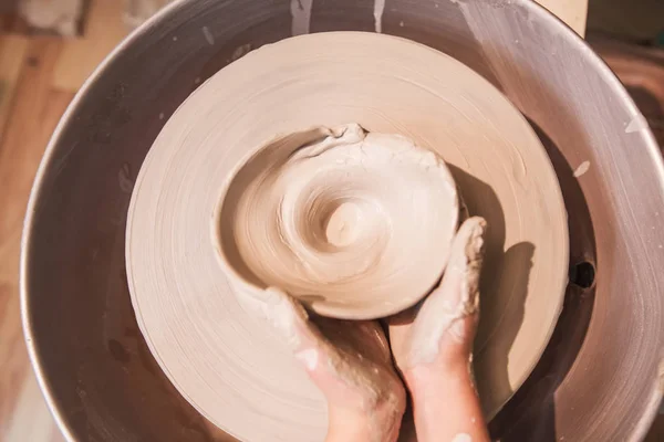 Giovani mani di vasaio che lavorano con argilla sulla ruota della ceramica — Foto Stock