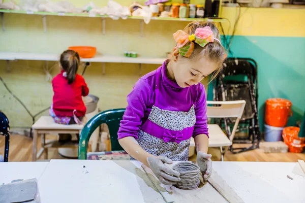 Little Girl at Pottery warsztaty kształtowanie Clay wazon — Zdjęcie stockowe