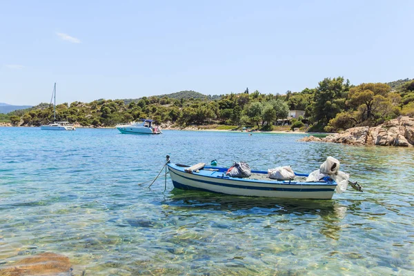 Όμορφο καλοκαιρινό τοπίο του κόλπου με καθαρό θαλασσινό νερό — Φωτογραφία Αρχείου